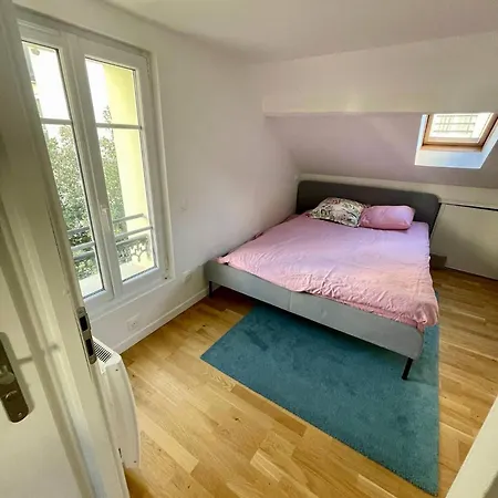 Area 5 Minutes From Paris Suresnes